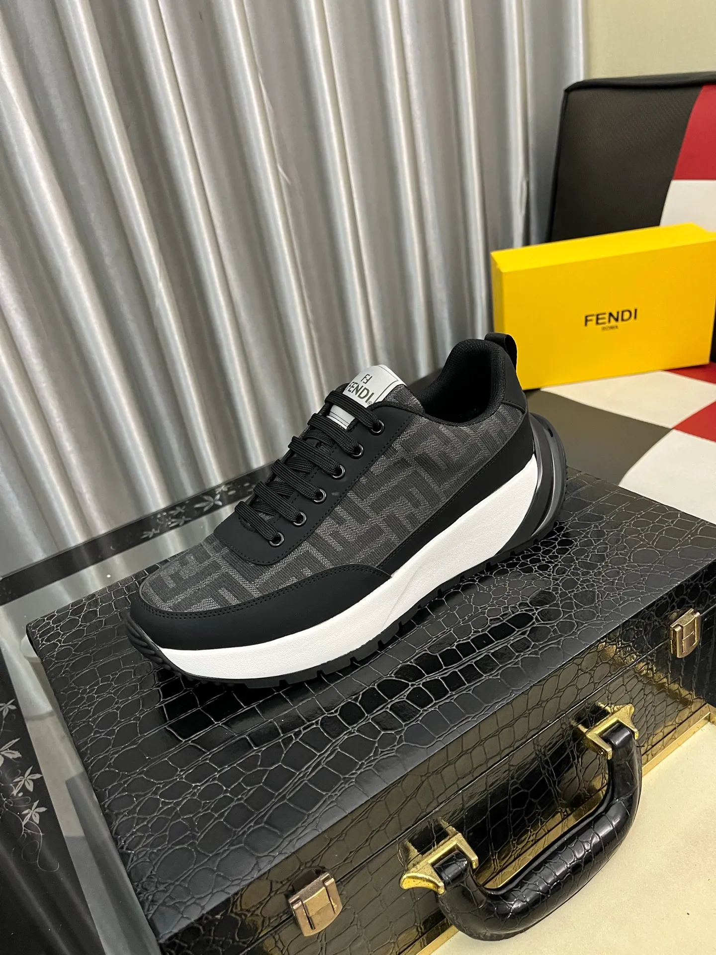 Men's shoes 💰438⌚️⌚️【FENDI】Original quality.~ Unique modern style sneakers. 🏃A must-have casual shoe for trendy men😍😍 Original brand imported from Italy, imported original leather, sheep lining (refuses to discolor and grind feet) Sole: Original sole specially provided by the original factory, French lazy style design ⚠️Fit the foot. Original quality code number: 38-442️⃣Colors available